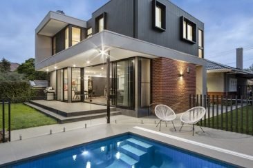 Casa iluminada con piscina